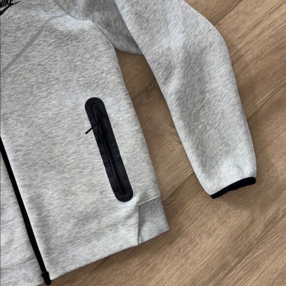 Nike Men's Sportswear Tech Fleece Windrunner Full-Zip Hoodie in a grey medium - Picture 3 of 5